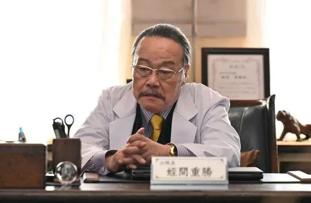 西田敏行在《派遣女醫X》飾演腹黑院長「蛭間重勝」。劇照