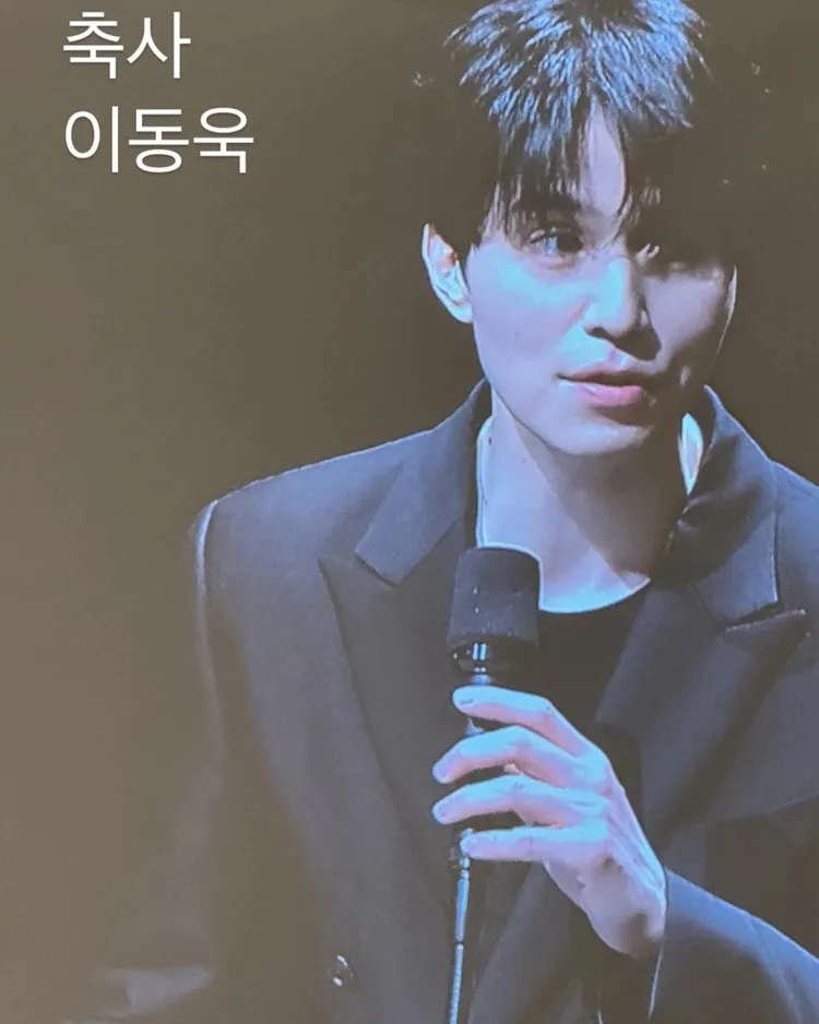 李棟旭跟曹世鎬私交甚篤，上台獻祝福。翻攝IG