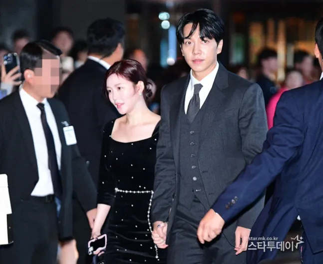 李昇基（右）緊牽嬌妻，李多寅產後首度露臉。翻攝startoday