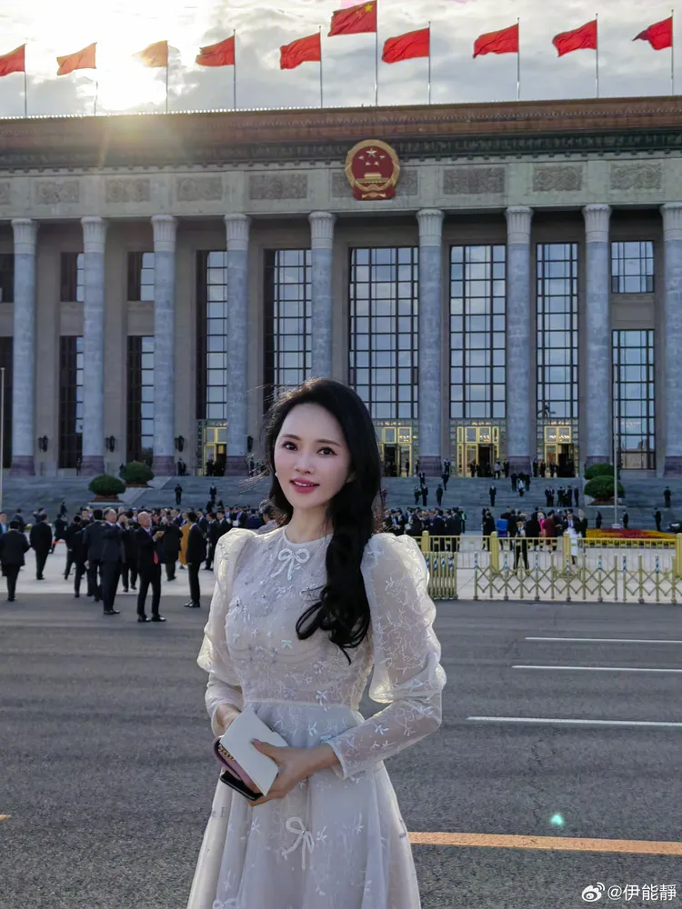 伊能靜在北京人民大會堂外留影。翻攝伊能靜微博