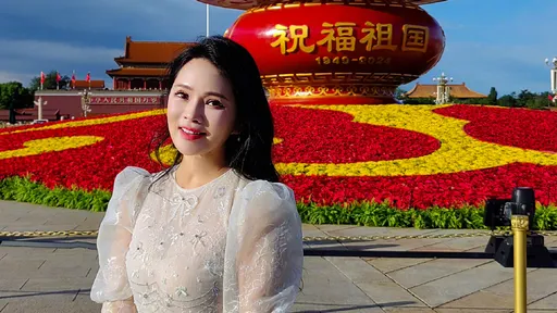 伊能靜出席中國國慶晚宴聞山東口音思父 寫千字文歌頌祖國