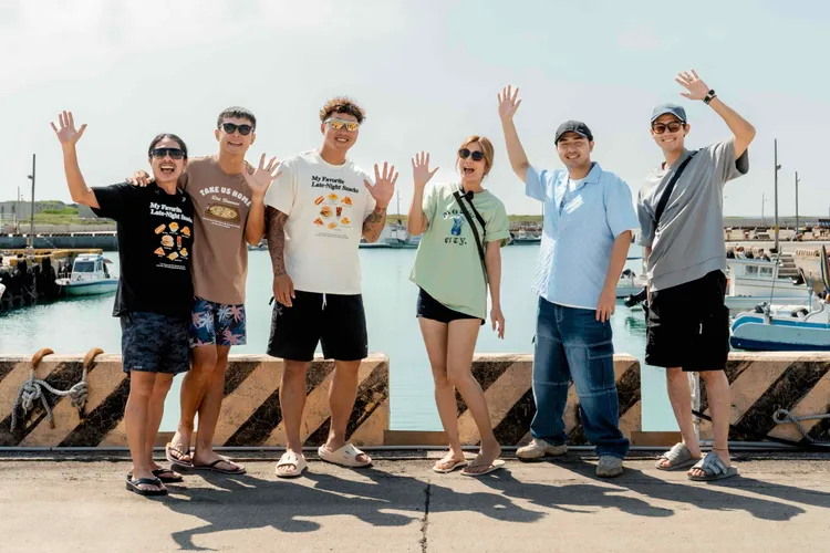 乱彈阿翔（左起）、姚元浩、郭泓志、莎莎、鹿希派、李玉璽等在澎湖挑戰遊艇精緻餐點　