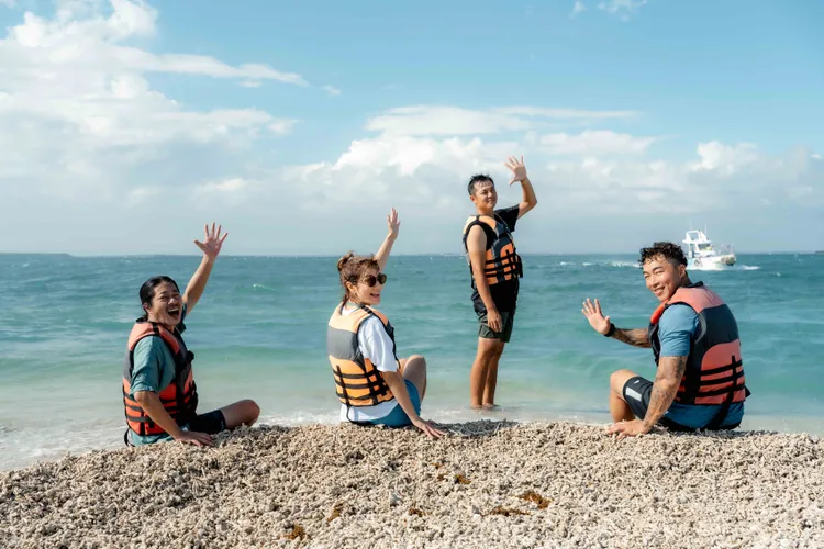 乱彈阿翔（左起）、莎莎、姚元浩、郭泓志等澎湖出外景。好看娛樂提供