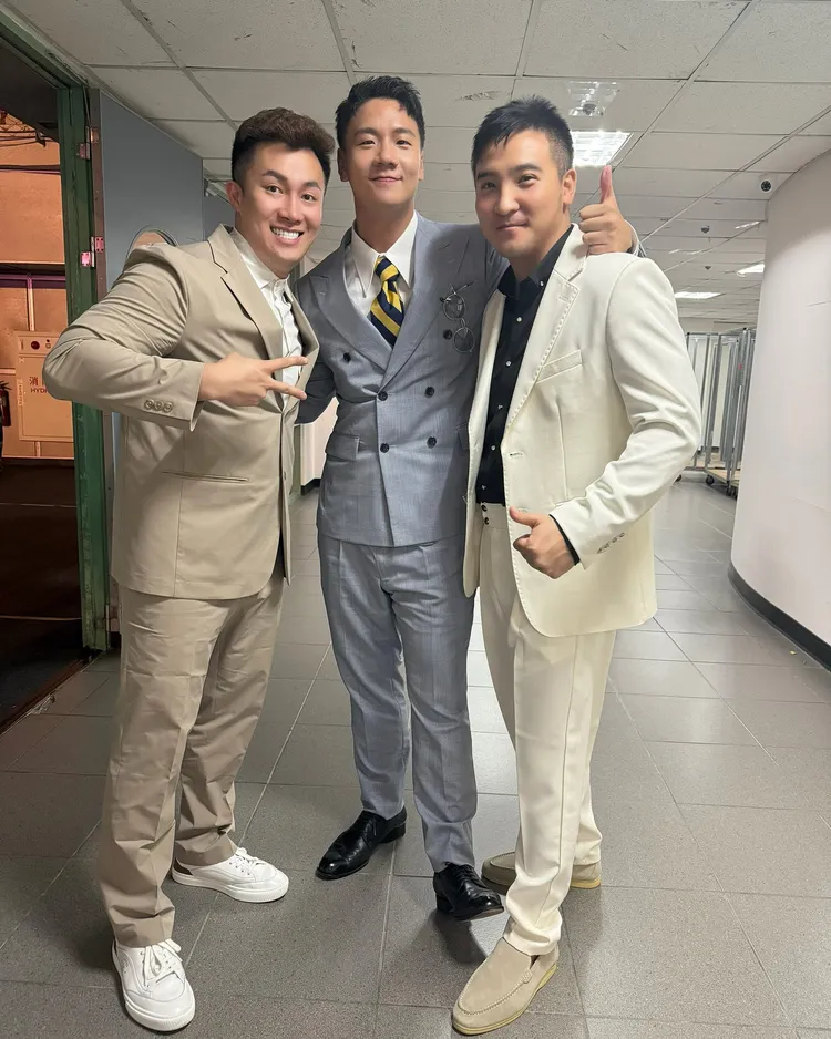 大軍（左）和谷阿莫（右）在走鐘獎當天開心與阿翰合照。翻攝大軍IG