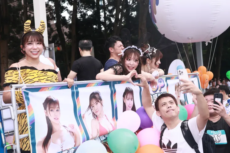 前田美波與粉絲自拍、合比愛心。彭欣偉攝