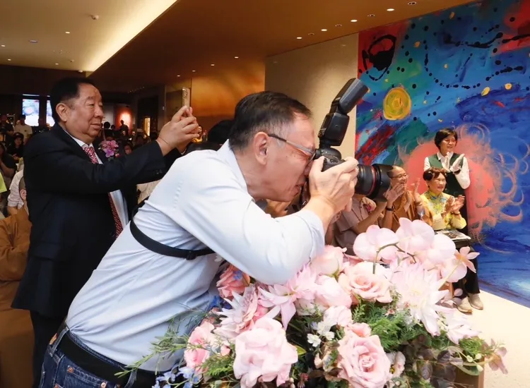 蔡天贊(左1)化身為小粉絲幫女兒拍照，疼愛女兒之情溢於言表。葉家銘攝