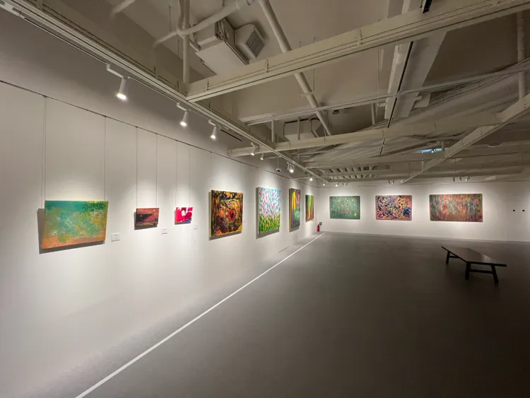 今日展出吸引數百人參加，照片為畫展尚未公開前攝影。葉家銘攝