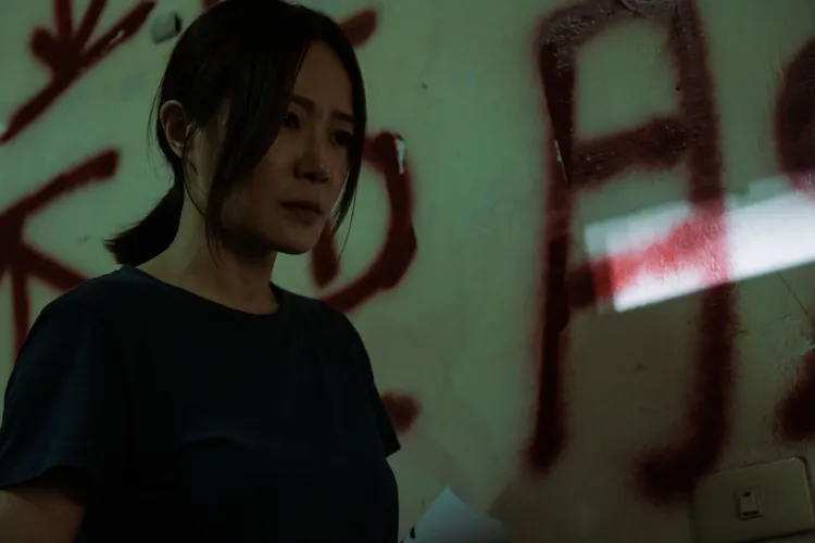 尹馨家外被噴滿牆的討債塗鴉。公視台語台、華視提供