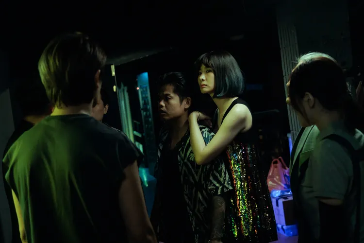 安心亞（右二）生活中如角色般見義勇為。公視台語台、華視提供