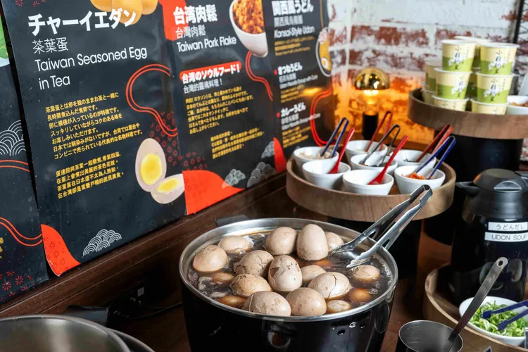 專案免費贈送的Just Café台日雙饗自助式早餐，除了有茶葉蛋、貢丸湯、肉鬆等台灣道地美食。業者提供