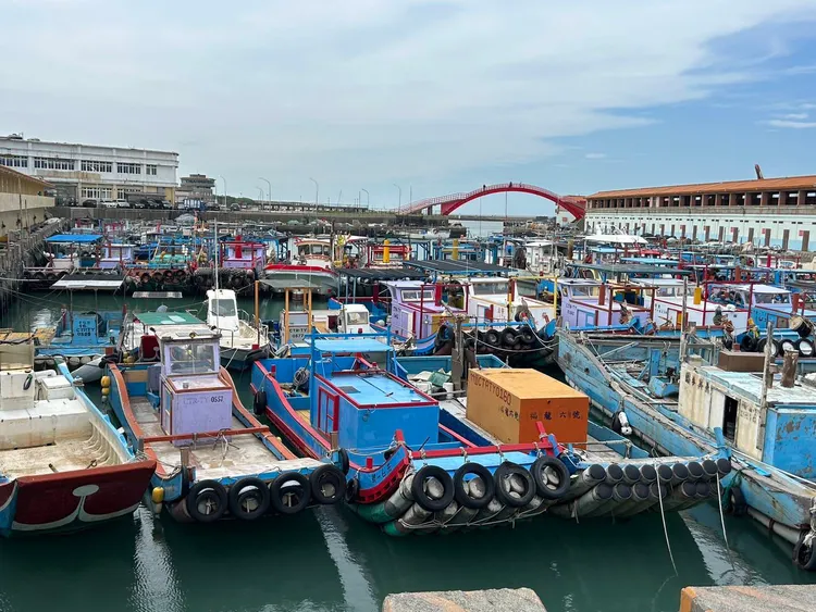 竹圍漁港船隻進港避風。農業局提供