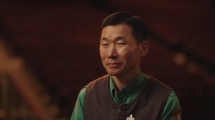 姜哲遠與福寶互動就像祖孫。車庫娛樂提供