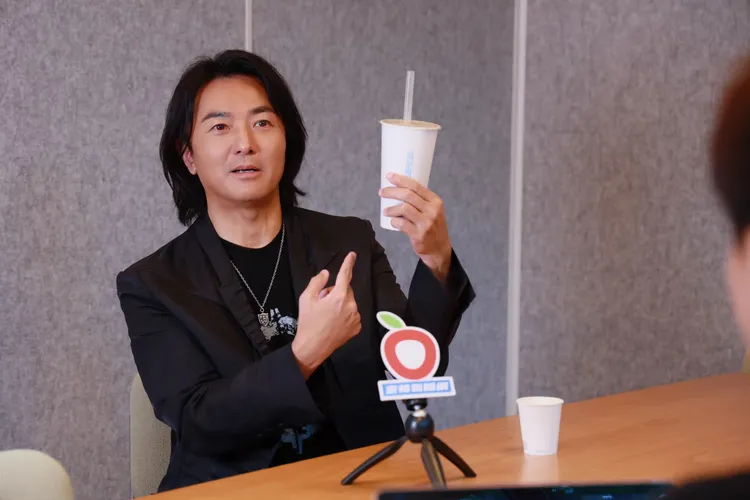 鄭伊健喜歡台灣的飲料綠豆沙。彭欣偉攝