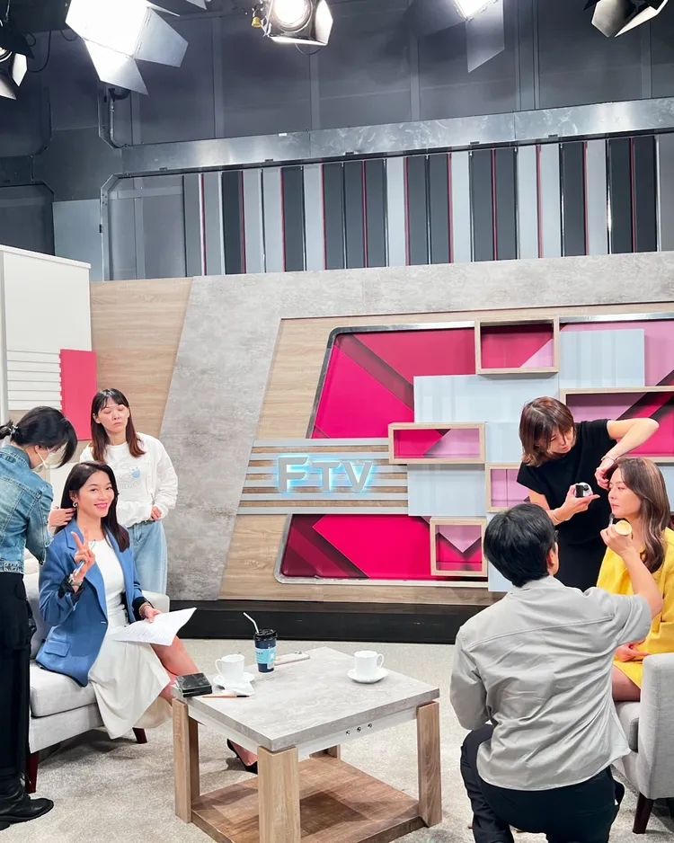 劉方慈在節目錄影前向鏡頭大方比YA，顯示私下活潑性情。翻攝自劉香慈臉書