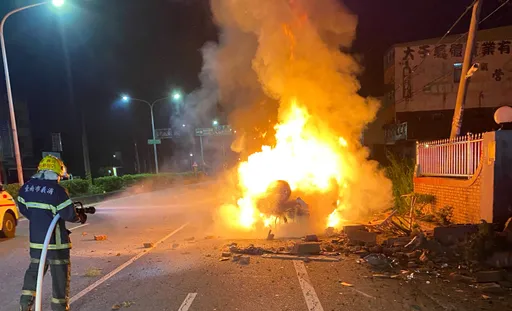 台南柳營火燒車!男駕車自撞翻覆起火 逃生不及成焦屍