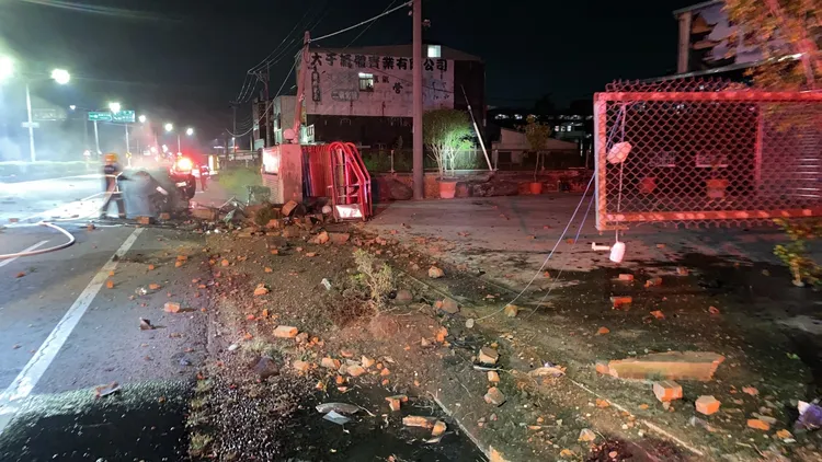 車禍現場一片狼藉。翻攝畫面