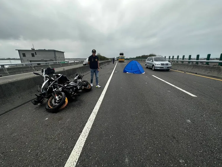 重機騎士撞中央分隔島護欄致頭部受創不治。翻攝畫面