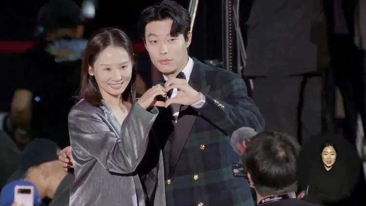 柳俊烈（右）、金善映擔任年度演員評審。翻攝YouTube