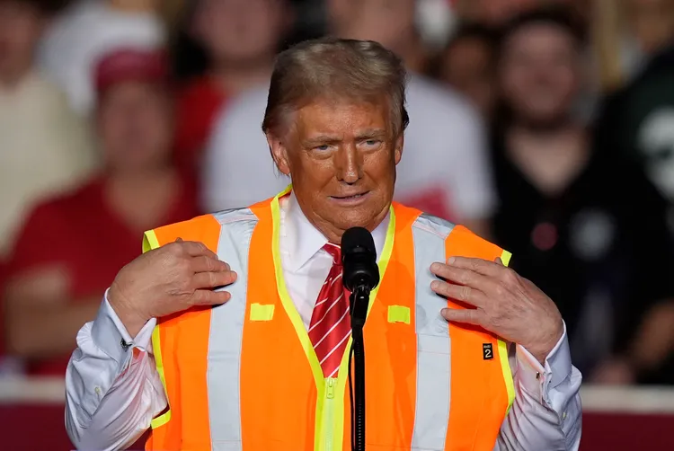 川普身穿垃圾工人背心入場，獲得支持者熱烈歡呼。美聯社