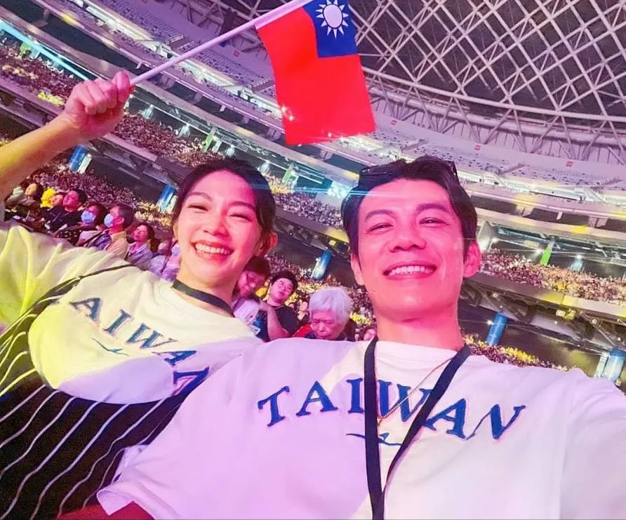 陳志強(右)和曾智希一同穿印有TAIWAN的T恤,恩愛放閃。翻攝陳志強臉書