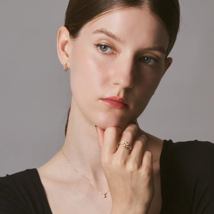 10K鑽石戒指以北歐神話中的世界之樹為雛形。品牌提供