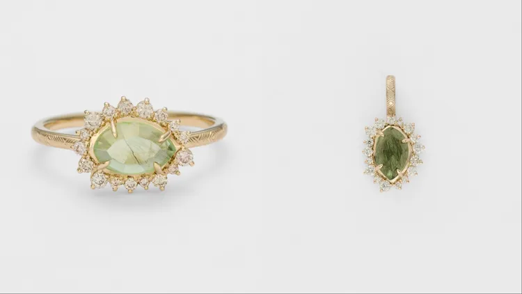 agete 2024冬季限定10K及橄欖石和鑽石戒指（左）5萬5700元、10K及橄欖石和鑽石鍊墜（右）5萬2400元。品牌提供