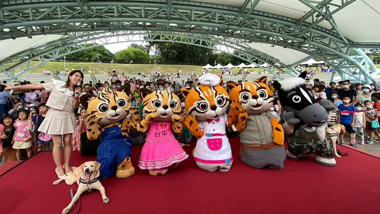 ▲石虎家族與歐米馬開心與參與民眾一同合影留念