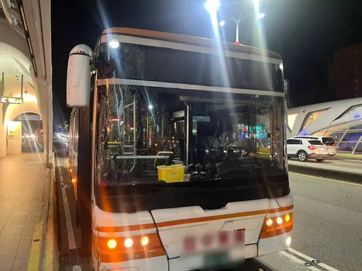 台中公車又出事!行駛專用道自撞分隔島 57歲女乘客受傷送醫