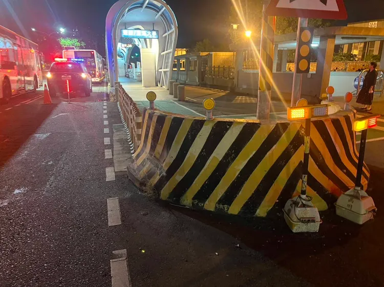 公車自撞分隔島。民眾提供