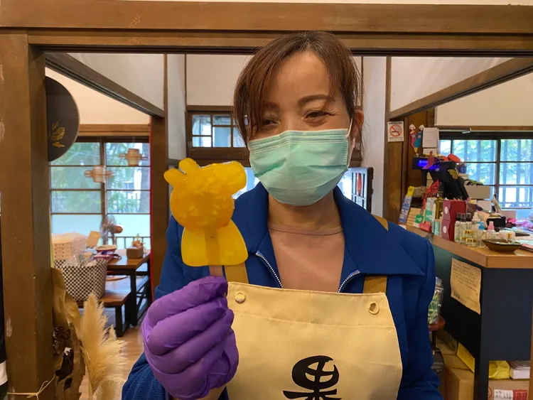 劉明鳳展示水果凍冰棒成品。移民署提供