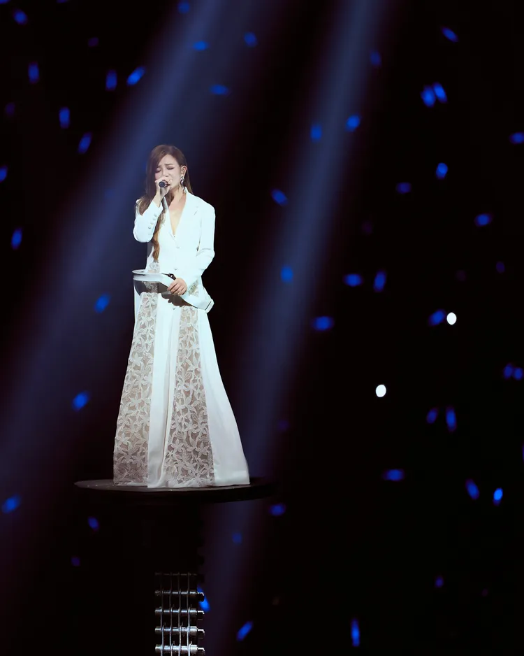 梁靜茹換上全新的純白造型。超級圓頂提供