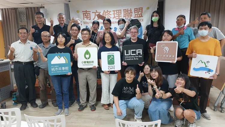 「南方修理聯盟」成員「高雄小家電診所」、中山大學USR城市共事館計畫團隊與課程師生，在鹽埕區忠孝國小辦理維修活動。凃建豐攝