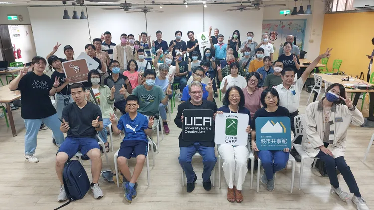 「南方修理聯盟」成員「高雄小家電診所」、中山大學USR城市共事館計畫團隊與課程師生，在鹽埕區忠孝國小辦理維修活動。凃建豐攝