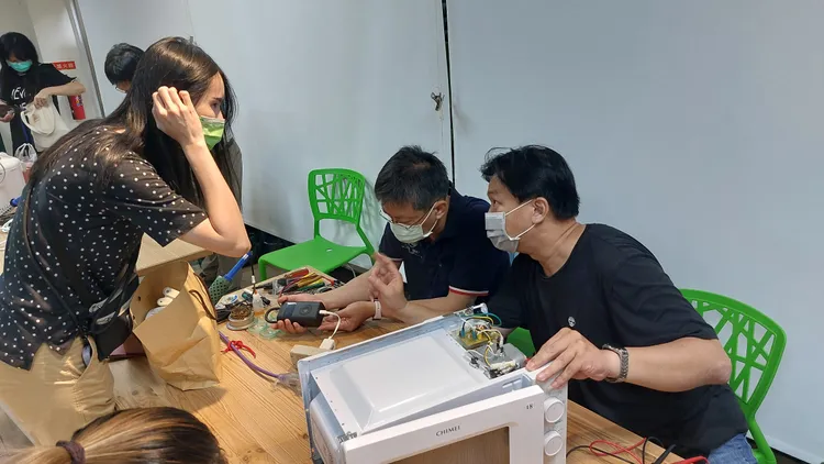 「南方修理聯盟」幫民眾維修小家電。凃建豐攝