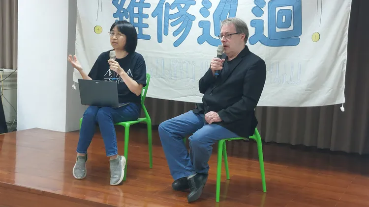 英國「Farnham Repair Cafe」 創辦人Martin Charter教授與中山大學社會系副教授邱花妹短講。凃建豐攝