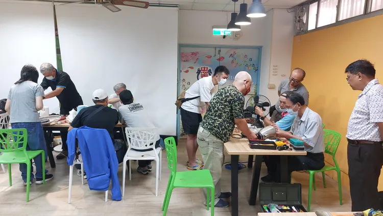 「南方修理聯盟」幫民眾維修小家電。凃建豐攝