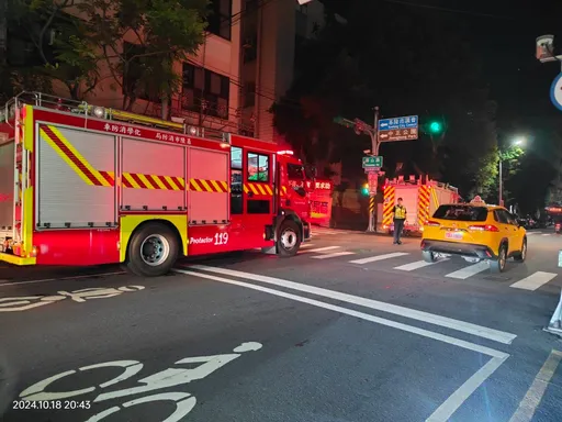 基隆議會驚傳火災！疑鍋爐爆炸竄陣陣白煙　警消急衝現場搶救