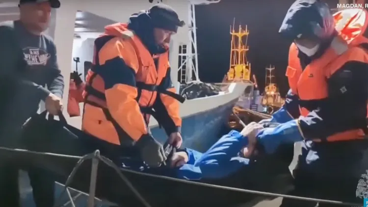 搜救人員將皮丘金救起。翻攝自France 24