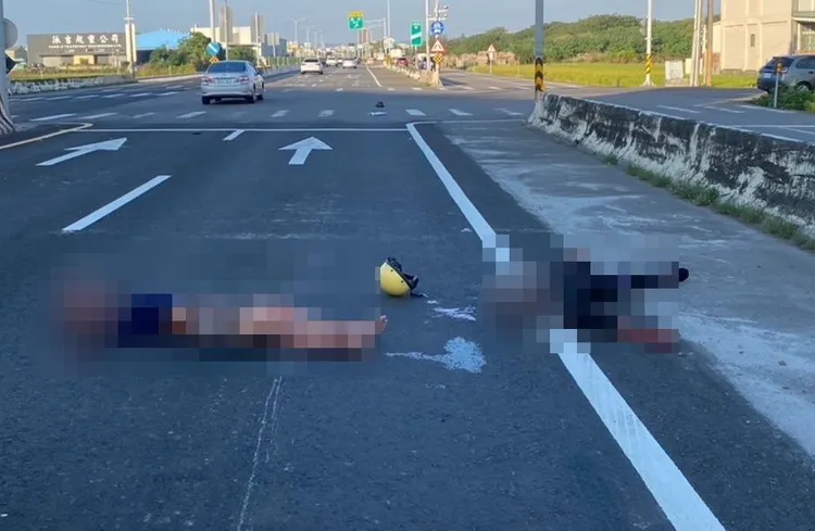 年僅19歲、17歲的表兄弟被撞後彈飛，倒地不起，送醫搶救中。民眾提供