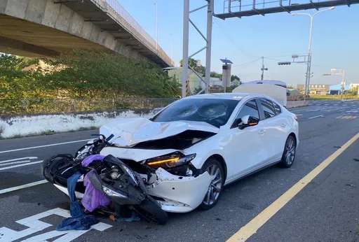 苗栗台61線轎車撞機車 表兄弟雙載彈飛重摔!失去意識搶救中