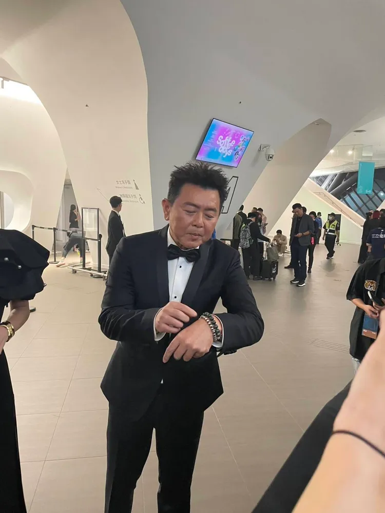 庹宗康曬出太太手作的幸運物。王思穎攝