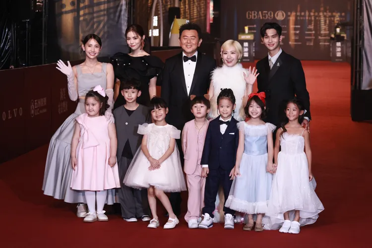 《山裡來了熊孩子》主持人帶小朋友走紅毯。彭欣偉攝