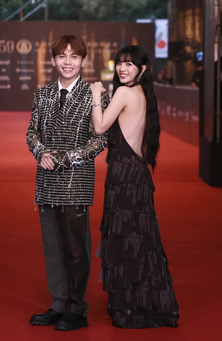 黃豪平（左）和木木主持金鐘紅毯，木木把所有入圍名單穿在身上。彭欣偉攝