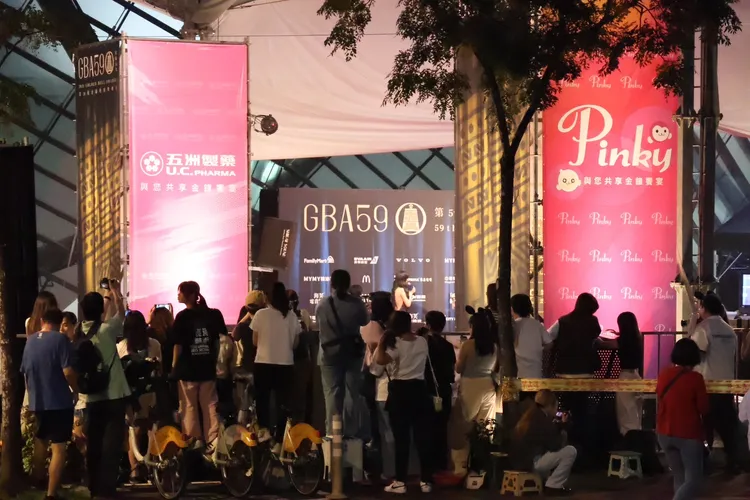 粉絲爭相拍攝。莊宗達攝