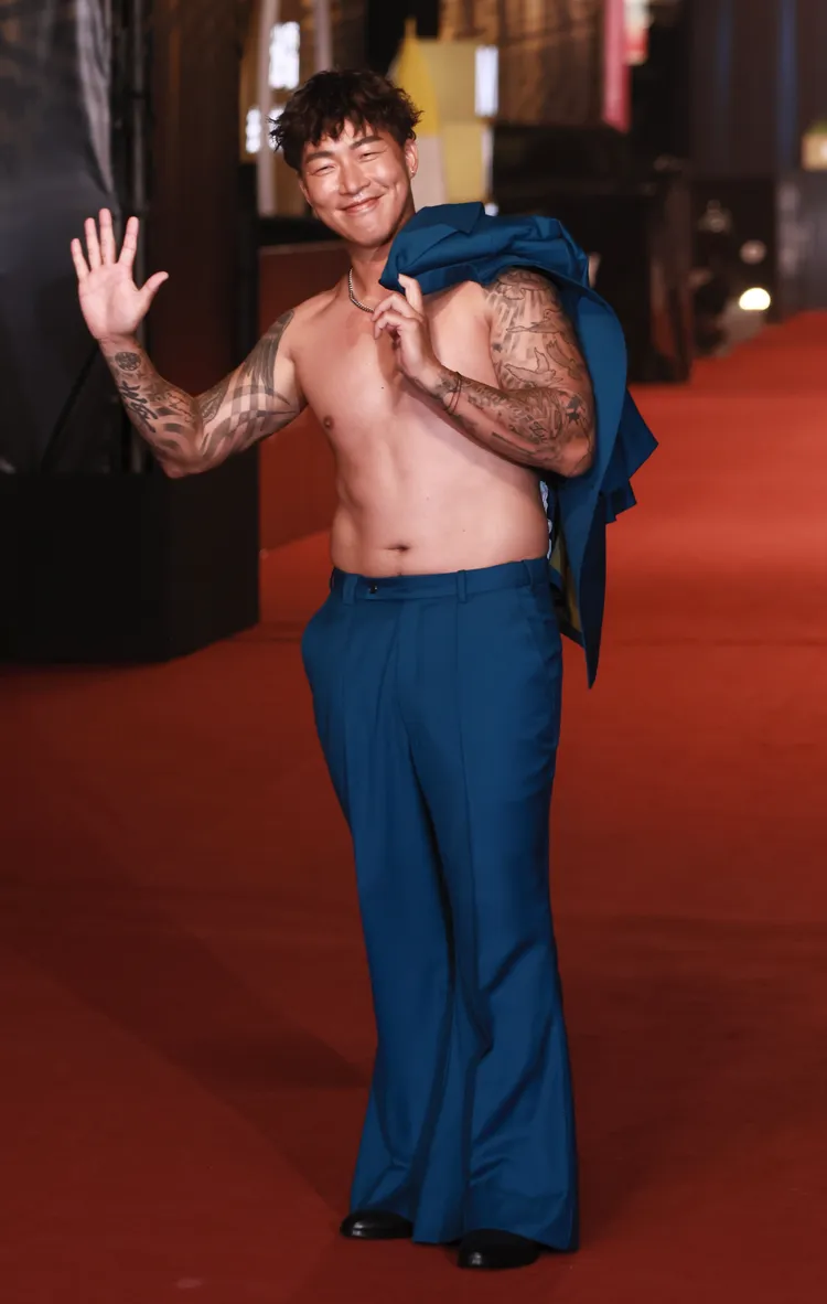 郭泓志當場脫衣秀肌肉。彭欣偉攝