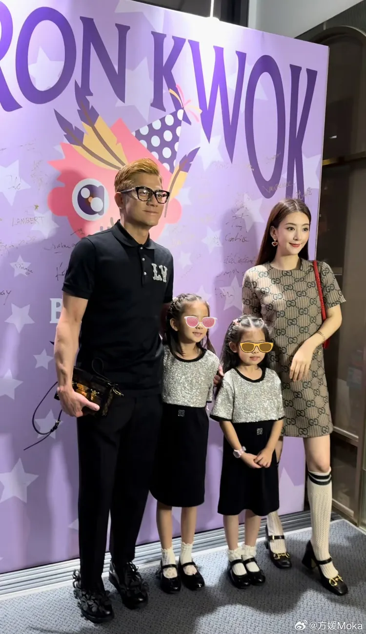 郭富城2名寶貝女兒打扮同款超萌，一家四口神仙顏值羨煞旁人。圖／摘自微博