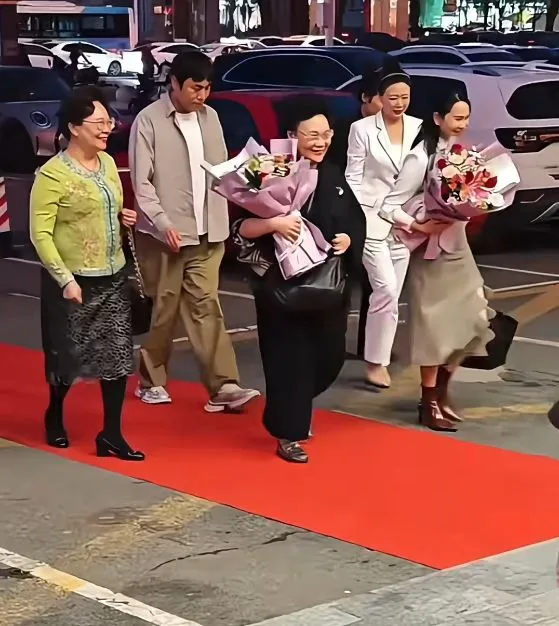 伊能靜與婆婆捧著花束走在前頭，秦昊低調殿後。翻攝鹿白小紅書