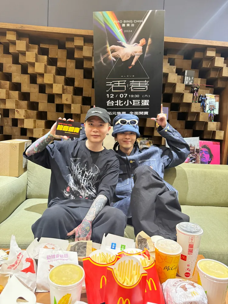 好友麋先生主唱聖皓（右）突擊送最愛美食慶功，勾為演唱會忌口的蕭秉治直接破戒。圖／相信音樂提供