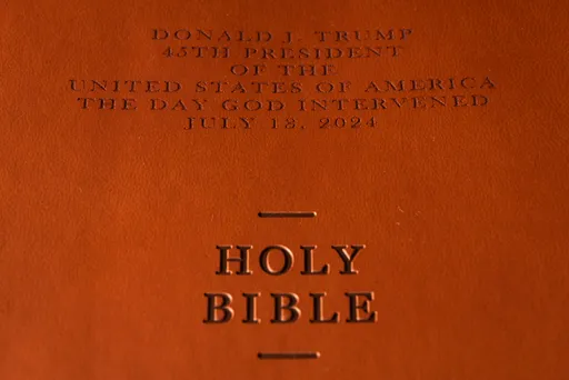 天佑美國竟靠中國？「川普聖經」被爆中國印製！驚人利潤曝光