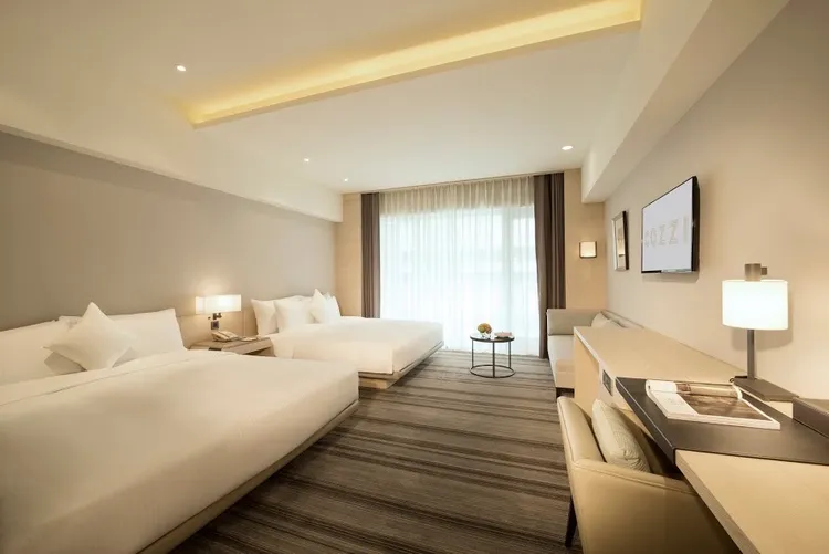 「搭高鐵．送住宿」活動2人同行入住和逸飯店高雄中山館，相當於購買高鐵來回車票就可免費住一晚飯店。高鐵提供